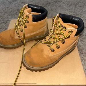 Used kids size 12 Skechers boots. Few scuffs on front—good condition